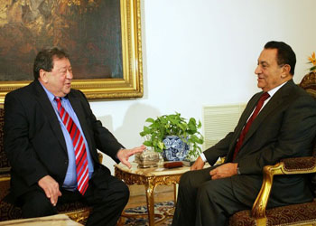 الرئيس المصري مع بن اليعيزر (صورة من الأرشيف).