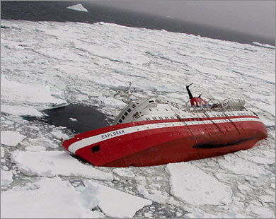 السفينة المنكوبة محاصرة بين الكتل الجليدية