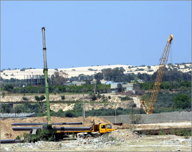 السلطات المصرية ضاعفت من عدد الآليات والحفارات التي تعمل على بناء الجدار.