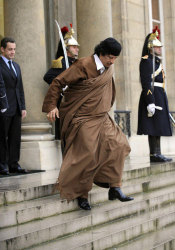 القذافي يغادر الإليزيه بعد لقاء ساركوزي أمس