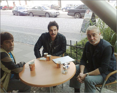 المخرج أنزور (يمين) مع الفنانين باسل خياط (وسط) وأيمن رضا.