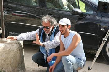المخرج محمد الشيخ نجيب مع مدير تصويره أثناء التحضير.
