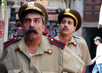 الممثل السوري أيمن رضا (اليسار) خلال تصوير مسلسل »بقعة ضوء«.