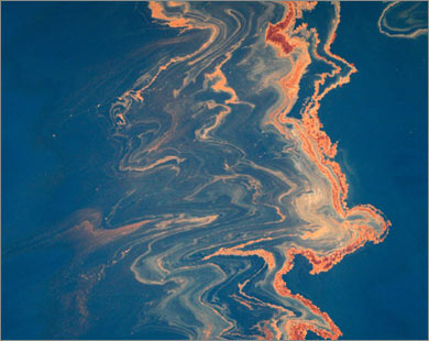 النفط المتسرب يغطي مساحة واسعة من مياه خليج المكسيك.