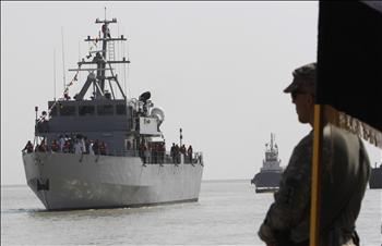 جندي أميركي يراقب عملية وصول سفينة حربية عراقية إلى ميناء أم قصر قرب البصرة. وكانت إيطاليا بنت هذه السفينة