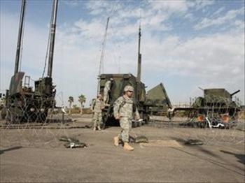جنود أميركيون أمام بطاريات صواريخ خلال مشاركتهم في مناورة «جونيبر كوبرا» التي اختتمت أمس