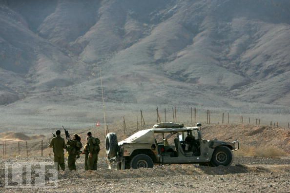 جنود إسرائيليون على الحدود الإسرائيلية المصرية