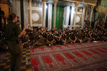 جنود إسرائيليون ينتهكون حرمة قاعة الصلاة في الحرم الإبراهيمي في الخليل، خلال أحد التدريبات العسكرية