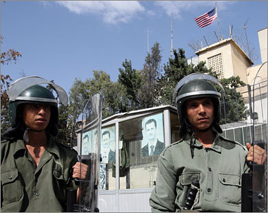 حراس من الأمن السوري يؤمنون السفارة الأميركية في دمشق