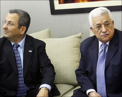 حسب شريط الفيديو فإن عباس (يمين) هو من أقنع باراك بضرورة مواصلة الحرب على غزة.