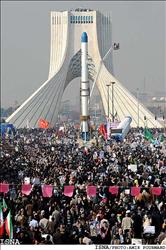 حشود إيرانية في ساحة أزادي في طهران أمس