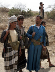 حوثيون يشرفون على عمليات فتح احدى الطرق تطبيقاً لشروط وقف اطلاق النار