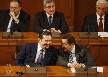 رئيس الحكومة اللبنانية سعد الحريري في دردشة مع الوزير بطرس حرب.