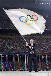 رئيس بلدية لندن يرفع علم دورة »لندن ٢٠١٢«..