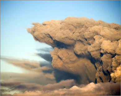 رماد البركان تصاعد لارتفاع بين 6 و11 كيلومترا في الجو.