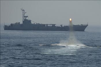 زورق إيراني يطلق صاروخاً باتجاه فرقاطة قديمة في المياه الإيرانية في الخليج أمس