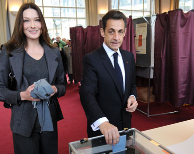 ساركوزي وزوجته يدليان بصوتيهما