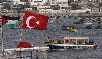 سفن فلسطينية على شاطئ مدينة غزة أمس