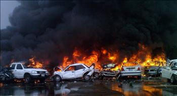 سيارات تحترق على الطريق السريع بين دبي وأبو ظبي بعد حادث التصادم أمس.