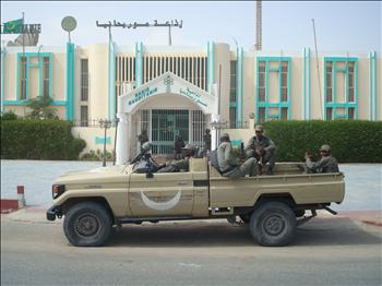 شاحنة عسكرية امام اذاعة موريتانيا في نواكشوط، أمس