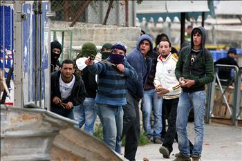 شبان فلسطينيون يواجهون جنود الاحتلال في الخليل أمس
