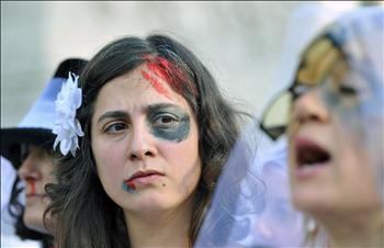 ايطاليات ارتدين ثياب الزفاف ووضعن ماكياجاً يظهرنهن كمن تعرض للضرب، وذلك لمناسبة اليوم العالمي لمناهضة العنف ضد المرأة في ٢٥ الجاري 