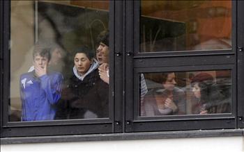 طلاب مروعون داخل مدرسة «ألبرت فيله»، قرب شتوتغارت أمس