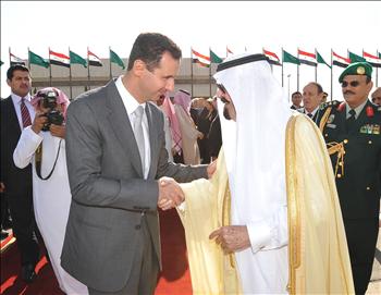 عبد الله والأسد يتصافحان في ختام زيارة الملك السعودي إلى دمشق أمس