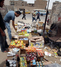 عراقي يتفقد البضائع من القواعد الاميركية في سوق شعبي