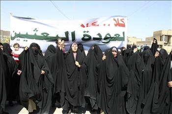 عراقيات يتظاهرن في النجف أمس ضد «عودة البعثيين».