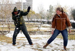 عراقيان يلعبان بالثلج في السليمانية