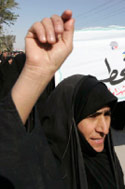 عراقيّة تشارك في تظاهرة ضد البعثيين