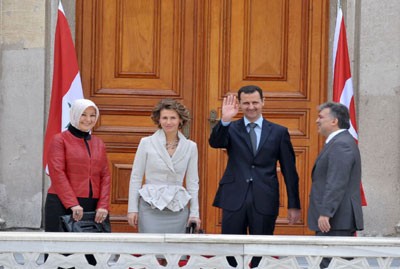 غل والأسد وزوجتاهما قبل اجتماع الرئيسين في إسطنبول