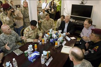 غيتس خلال اجتماعه بقادة عسكريين أميركيين وعراقيين في قاعدة الطليل الجوية أمس