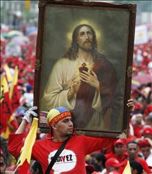 فنزويلي يحمل صورة للسيد المسيح خلال مسيرة تأييد لتشافيز في العام 2007