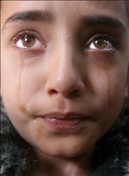 قريبة للمقاوم في حماس محمد ابو عنزة الذي استشهد في غارة اسرائيلية، تبكي خلال تشييعه في خان يونس جنوب غزة أمس.