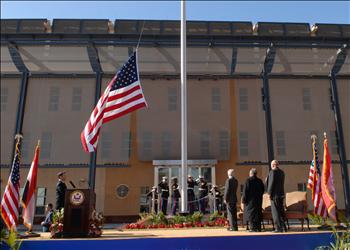 كروكر ونيغروبونتي والطالباني خلال افتتاح السفارة الاميركية في بغداد أمس