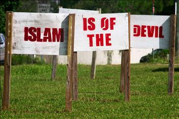 لافتات أمام مركز كنيسة القس جونز في فلوريدا كُتب عليها «الإسلام من عمل الشيطان» أمس