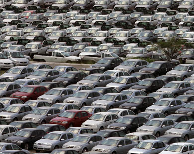مئات السيارات الحديثة في ساحة مصنع لشركة جنرال موتورز