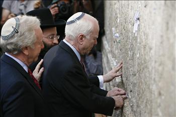 ماكين وليبرمان عند حائط البراق في القدس المحتلة أمس