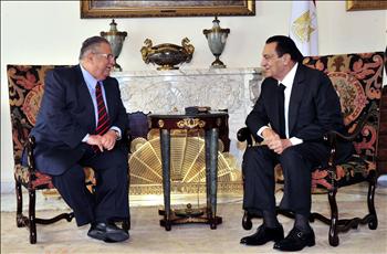 مبارك خلال لقائه الطالباني في القاهرة أمس