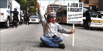 متظاهر يحمل لافتة تقول «الوظيفة حق» خلال احتجاج على قمة العشرين في بيتسبرغ أمس