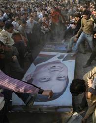 متظاهرون مصريون يدوسون صورة لمبارك في المحلة أمس