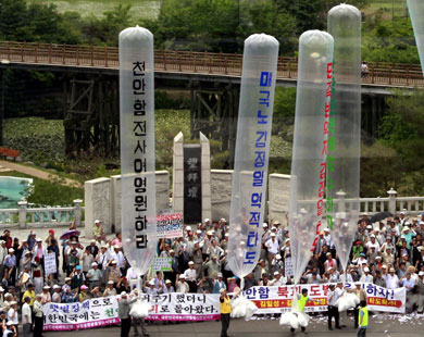 متظاهرون من كوريا الجنوبية يرفعون بالونات ويافطات على الحدود ضمن حملة دعائية ضد كوريا الشمالية.