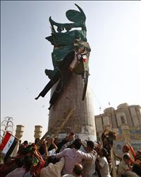 متظاهرون يشنقون دمية لبوش خلال تظاهرة في ساحة الفردوس في بغداد أمس (رويترز).