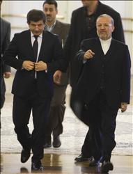 متكي وداود أوغلو قبيل مؤتمرهما الصحافي في طهران أمس.