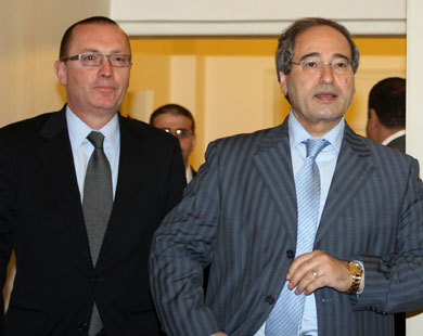 مساعد وزير الخارجية للشرق الأوسط جيفري فيلتمان (يسار)ونائب وزير الخارجية السوري فيصل المقداد (يمين) في صورة أرشيفية