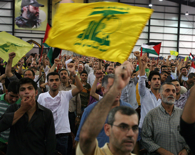 مشاركون في احتفال يوم القدس ببيروت يرفعون علميْ فلسطين وحزب الله