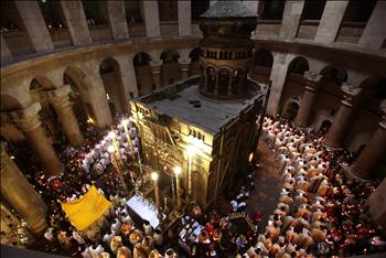 مصلون في كنيسة القيامة في القدس المحتلة يحيون عيد الفصح أمس