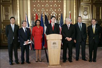 ممثلو الدول الست والاتحاد الأوروبي عقب اجتماعهم في لندن أمس